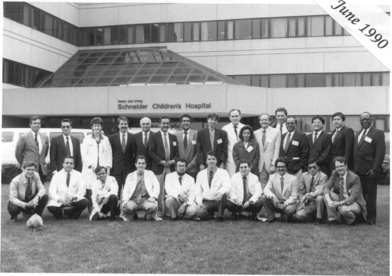 A black and white picture shows Dr. Peña standing with a group of doctors who took the Colorectal Workshop in New York in 1990