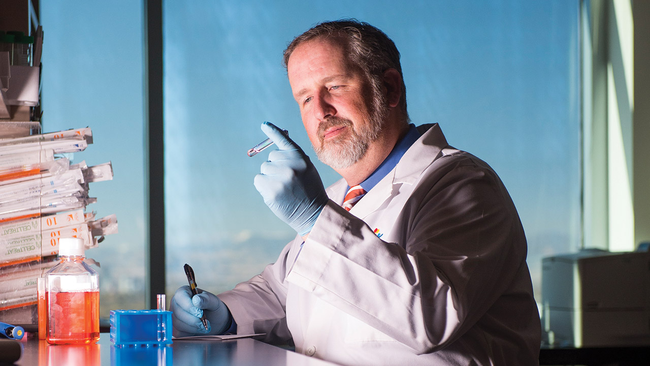 Dr Edwin de Zoeten doing research in the lab.
